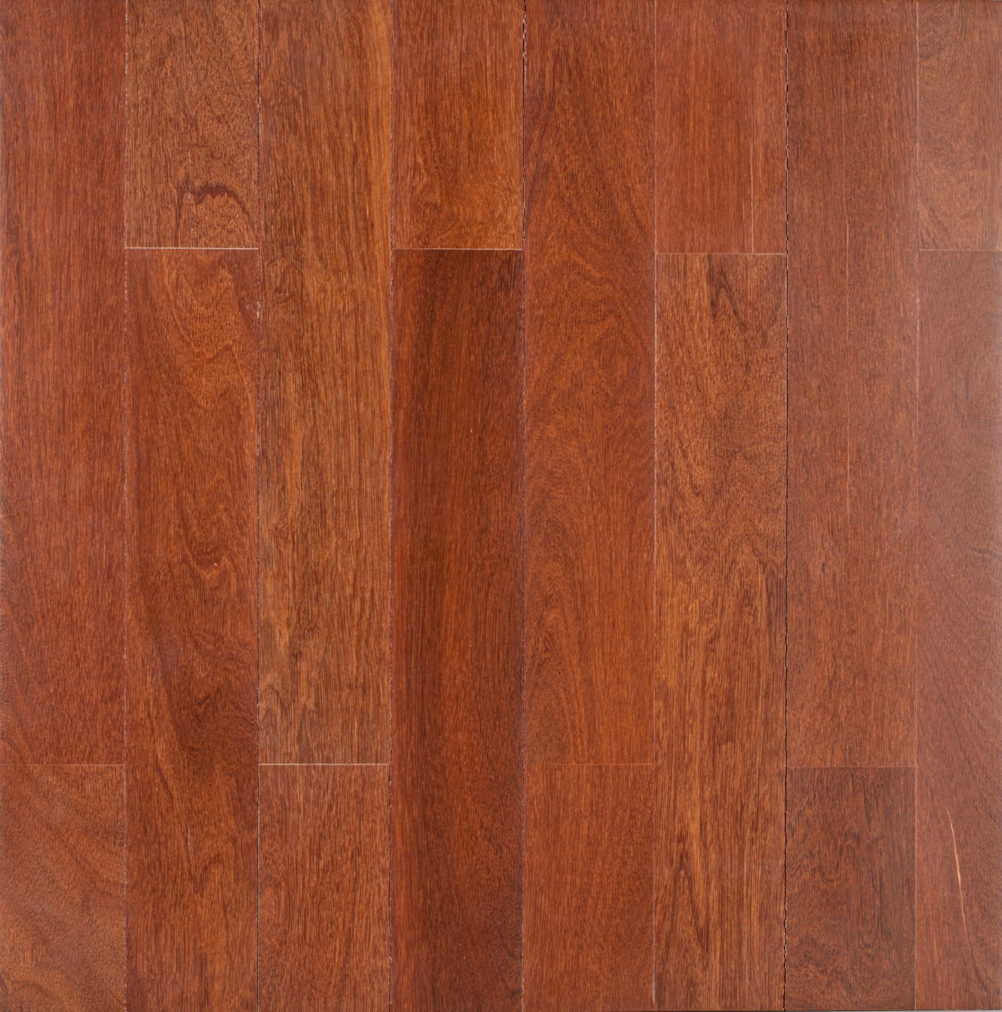 Tablas escalonadas de suelo de madera pulida que muestran vetas naturales de la madera.